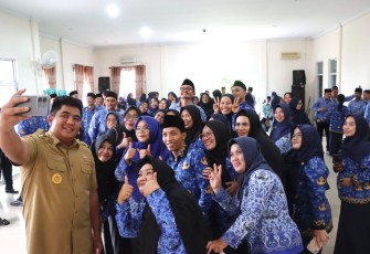 Bupati Bintan Roby Kurniawan Lantik 99 Fungsional Guru