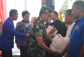 Pangdam I/BB, Mayjen TNI Mochammad Hasan membagikan 1000 paket sembako untuk keluarga nelayan di Belawan, Sumatera Utara, Jumat (8/12/2023)