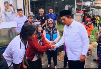 Gubernur Ansar saat Tinjau Lokasi Longsor dan Serahkan Bantuan Kepada Warga Terdampak di Tanjungpinang 
