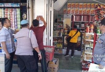 Kanit Reskrim Polsek Sipirok, Ipda Ahmad Juli Nasution, SH, bersama anggota, menyampaikan hal itu sembari menempelkan maklumat Kapolres Tapanuli Selatan (Tapsel), AKBP Imam Zamroni, SIK, MH, terkait larangan jual beli petasan, Selasa (4/4/2023) pagi.