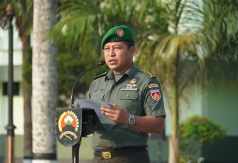 Kasrem 071/Wijayakusuma Letkol Inf Catur Irawan, S.I.P., M.I.P., selaku Inspektur Upacara Hari Bela Negara Ke-75 Tahun 2023 mewakili Danrem 071/Wijayakusuma Kolonel Czi Mohammad Andhy Kusuma, S.Sos., M.M., M.Han., di Lapangan Upacara Makorem 071/Wijayakusuma, Sokaraja, Banyumas. Selasa (19/12/2023)