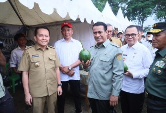 Mentan saat memberikan pembinaan bagi para penyuluh pertanian se-Sumsel yang dipusatkan di Sekolah Menengah Kejuruan Pertanian Pembangunan (SMK PP) Negeri Sembawa Banyuasin, Sumatera Selatan, Senin (13/11/2023).