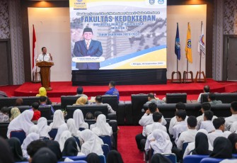 Gubernur Kepulauan Riau H. Ansar Ahmad saat berbicara pada kuliah perdana bagi mahasiswa baru FK UMRAH Angkatan Pertama di Auditorium Kampus UMRAH, Pulau Dompak, Kota Tanjungpinang, Minggu (3/9). 