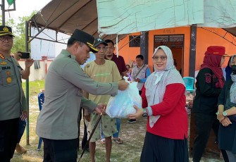 Polda Kalteng dan Polres Seruyan Bagikan Ratusan Sembako Kepada Warga