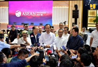 Presiden Jokowi saat diwawancarai awak media usai lakukan peninjauan Jakarta Convention Center (JCC) di Kompleks Gelora Bung Karno (GBK), Jakarta, Jumat (01/09/2023). 