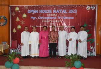 Kasrem 071/Wijayakusuma Letkol Inf Catur Irawan, S.I.P., M.I.P., masih dalam suasana Natal, menghadiri Open House yang diselenggarakan Keuskupan Purwokerto di Pascalis Hall Purwokerto, Banyumas, Selasa (26/12/2023)