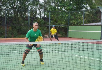 Prajurit Korem 121/ABW Bermain Tenis Lapangan 