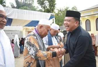 Pj. Sekretaris Daerah (Sekda) Parlindungan Harahap, saat mewakili Bupati pada kunjungan silaturrahim Ramadhan 1444 H/ 2023 M Pemerintah Kabupaten Tapsel di Halaman Masjid Babur Rahman, Kelurahan Pasar Pargarutan, Kecamatan Angkola Timur, Sabtu (15/4).