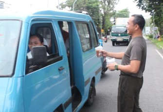 Dandim 1310/Bitung saat membagikan takjil gratis