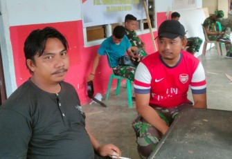 Rony warga masyarakat kaos hitam