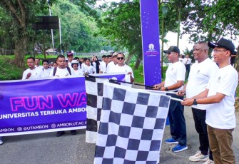 Pangkalan Utama TNI Angkatan Laut (Lantamal) IX Ambon. Brigjen TNI (Mar) Said Latuconsina M.M., M.T., M.Tr. Opsla berangkatkan Fun Walk Universitas Terbuka Ambon, Jumat (29/12/2023)