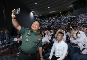 Kasad saat berswafoto dengan Mahasiswa Universitas Pasundan.