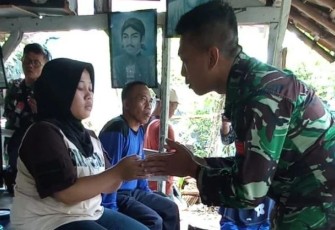 Kopasgat saat Sampaikan Permohonan Maaf Kepada Pemotor Korban Insiden di Jatiwarna, Bekasi