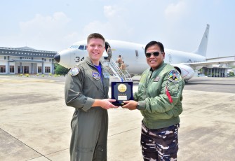 Dalam rangka Subject Matter Expert Exchange (SMEE) dan DV Flight P-8 US Navy dalam bidang operasi maritim, Kepala Staf Angkatan Laut (Kasal) Laksamana TNI Dr. Muhammad Ali melaksanakan joy flight on board di Pesawat United States Navy (P-8 Poseidon USN) di Base Ops Lanudal Juanda Puspenerbal, Jumat (15/12)