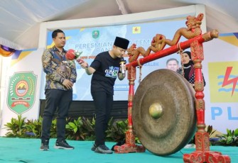 Bupati Trenggalek, Mochamad Nur Arifin, bersama PT. PLN (Persero) UP3 Ponorogo, saat meresmikan Desa Tematik Pantai Kebo di Desa Ngulungwetan Kecamatan Munjungan, Kabupaten Trenggalek, Kamis (19/10/2023)