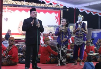 Wamendes Paiman saat sambutan pada Pagelaran Wayang Kulit, Minggu (27/8) malam di rumah Kalimasadha Nusantara, Desa Gemblegan, Klaten, Jawa Tengah.