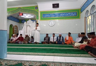 Bupati Lingga M. Nizar didampingi Ketua TP PKK Kabupaten Lingga Maratusholiha saat kembali melanjutkan Safari Ramadhan di Pulau Singkep, Kamis (6/4/2023). 