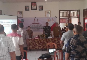 Personil Kodim 1310/Bitung bersama Pihak Kesbangpol Minut saat melakukan sosialisasi bela negara di kecamatan kema