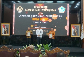 Wali Kota Bitung bersama Ketua DPRD Kota Bitung saat menerima penghargaan WTP yang ke-12 kali