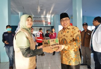Asisten I Pemerintahan dan Kesejahteraan Rakyat Khairil Anwar melepas keberangkatan tim pengabdian Fakultas Kedokteran dan Ilmu Kesehatan Universitas Bengkulu ke Pulau Enggano