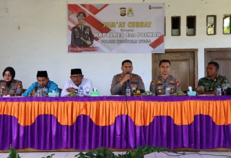 Kapolres dan Polwan Polres Bengkulu Utara saat Gelar Jumat Curhat