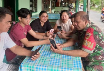 Babinsa Koramil jajaran kodim 1310/Bitung saat turun lapangan melakukan survei