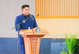 Bupati Bintan Roby Kurniawan saat memberikan pengarahan di Aula Bandar Seri Bentan, Kamis (10/08).