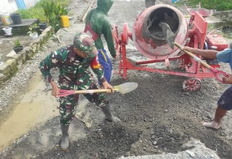 Babinsa Koramil 1710-03/KK Bersama Warga Gotong Royong Cor Jalan