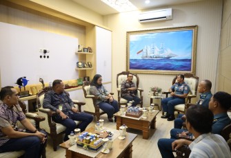 Komandan Pangkalan Utama TNI AL (Danlantamal) Brigjen TNI Marinir Joni Sulistiawan, S. H., M. Han menerima kunjungan kerja Executive General Manager PT Pertamina Patra Niaga Regional Jatimbalinus Bapak Dwi Puja Ariestya di Ruang Komandan Lantamal V Perak, Surabaya. Rabu (13/12/2023)