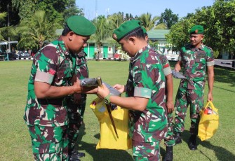 Dandim 1310/Bitung saat membagikan bingkisan dan trening