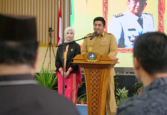 Bupati Roby dalam Lepas Sambut Dandim 0315/TPI dari Kolonel Inf Tommy Anderson, M.PICT kepada Lektol Inf Eka Ganta Chandra, S.IP, M.IP, Senin (04/09) di Aula Bandar Seri Bentan.