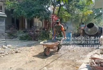 Babinsa Kodim 0802/Ponorogo Ikut Kerja Bakti Pengecoran Jalan