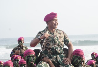 Dankodiklatal Letnan Jenderal TNI (Mar) Suhartono, turut hadir dalam Upacara Pembaretan 539 prajurit petarung muda di Pantai Baruna Dusun Sumber pucung, Desa Tulungrejo, Kec. Donomulyo, Kab. Malang, Malang, Jawa Timur, Rabu (13/9/2023).
