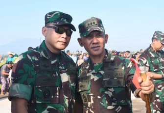 Danrem 081/DSJ Kolonel Inf H. Sugiyono selaku Dansatgaspamwil ditemui usai pengamanan di Pasar Beran.