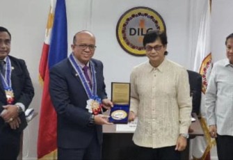 foto bersama dan tukar menukar cinderamata.