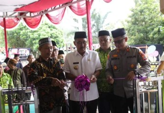 Bupati H Edimin saat resmikan Masjid Al-Ikhkas di Dusun Simaninggir, Desa Sosopan, Kecamatan Kotapinang, sabtu (11/03/23). 