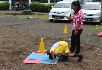 Salah seorang siswa saat akan melakukan lari jarak pendek pada mata pelajaran PJOK di lapangan pembangunan Joging track