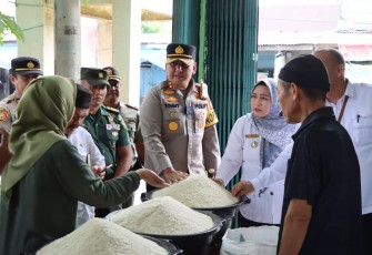 Kapolres Rejang Lebong bersama TPID saat Sidak Komoditi Pangan Pokok di Pasar