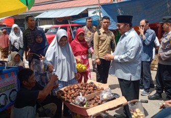 Bupati Pasaman H Benny Utama saat tinjau pasar