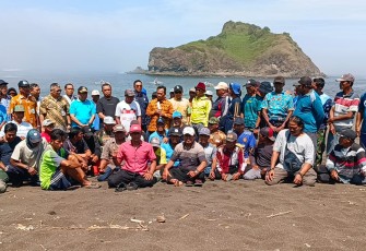 Nelayan Pantai Payangan Jember 