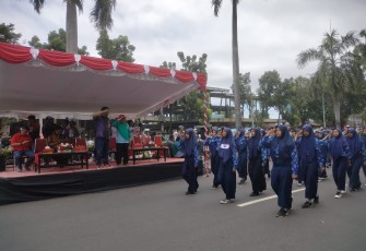 Salah satu barisan peserta Mts Negeri 1 Bitung yang tiba di panggung kehormatan dan di sambut oleh Kepala Mts Negeri 1 Bitung Drs. Hi. Sudarto Katijo, M.Pdi bersama Dirut Pasar dan Penjabat Pemkot Bitung