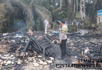 Petugas Kepolisian saat olah TKP di Lokasi terbakarnya 2 Unit rumah semi permanen di Paluta