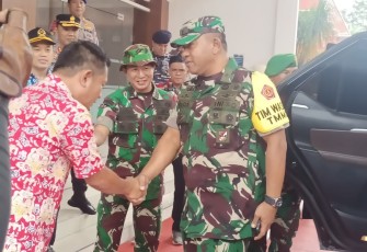 Sekertaris daerah Kota Bitung saat menerima kedatangan Ketua Tim Wasev Mabesad beserta rombongan di lobi kantor Walikota Bitung