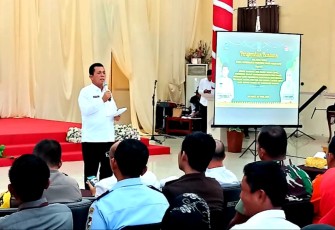 Gubernur Kepulauan Riau H. Ansar Ahmad saat kunker ke Kabupaten Natuna, di Gedung Sri Srindit, Ranai, Rabu, (05/04). 