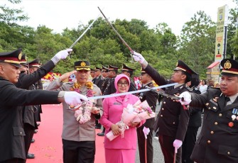 Kapolres Bintan AKBP Riky Iswoyo saat Disambut dengan Tradisi Gerbang Pora