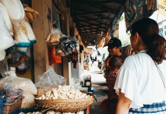Kegiatan jual beli di pasar tradisional (Foto: Unsplash) 
