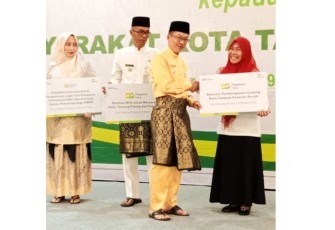 Pj Wali Kota Hasan dan Pegadaian Serahkan Bantuan ke Warga Secara Simbolis