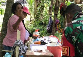 Warga Antusias Sediakan Makanan Buat Anggota Satgas TMMD Ke-116 Kodim 1310/Bitung 