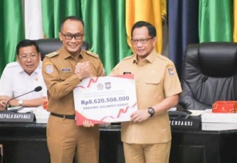  PJ Gubernur Prof Zudan saat terima pengharggaan dari Mendagri
