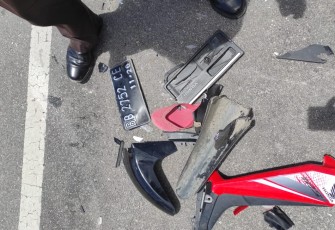 Serpihan sepeda motor saat lakalantas.